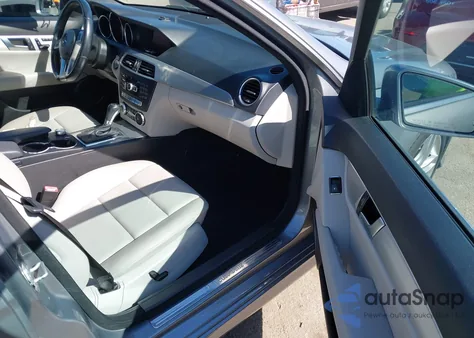 2014 Mercedes-Benz C 250 Sport z USA, uszkodzony, nr VIN WDDGF4HB1ER308331